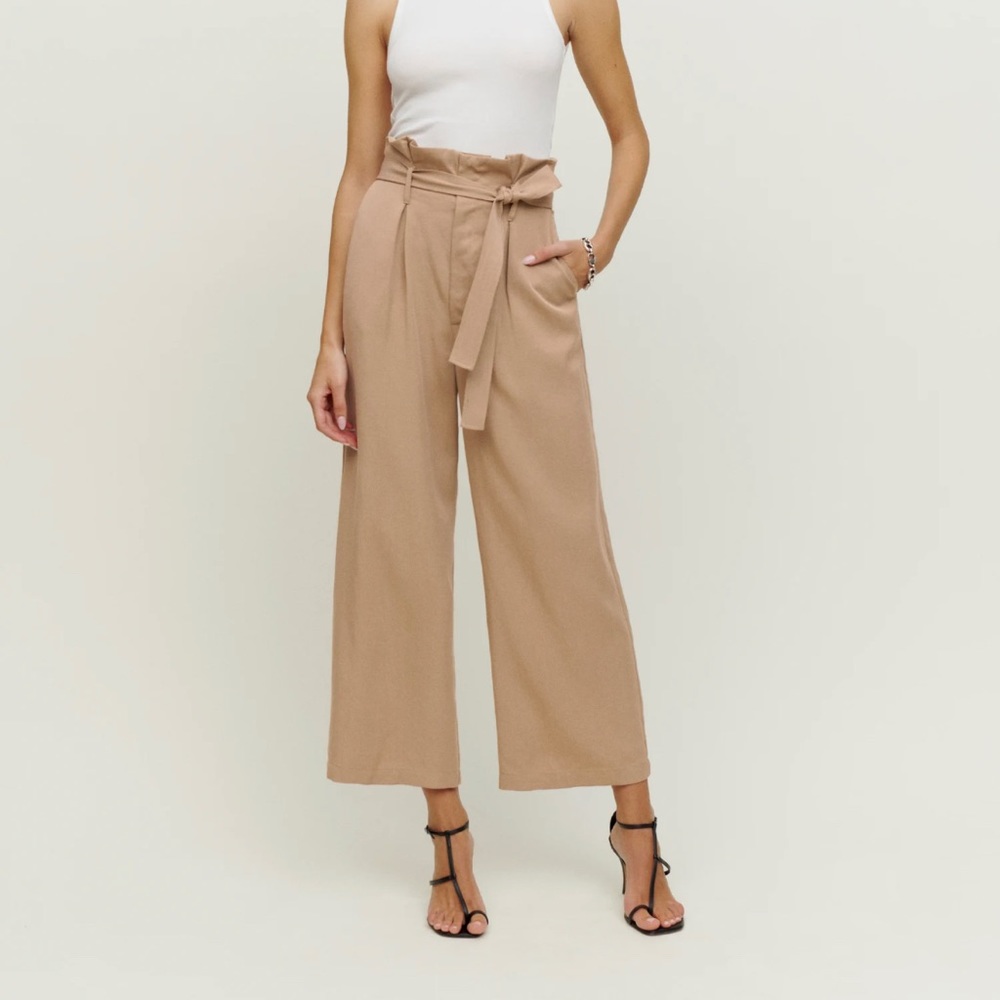 NWT Reformation Madelyn Pant
Color: Khaki
Size:6